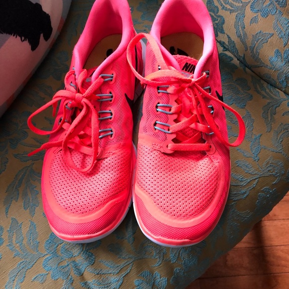Nike Free 5.0 Running Shoe. - Picture 2 of 4